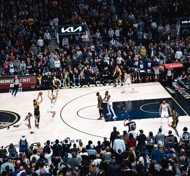 九游体育-莱万多夫斯基重返赛场，领先优势明显首场状态出色，勇士观众沸腾！赛场气氛高涨的简单介绍-九游体育